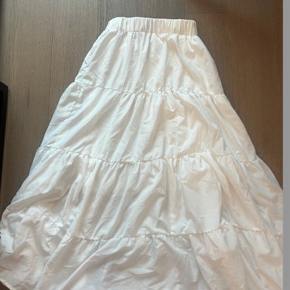 Elastic waist band ruffled white maxi skirt